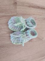 Süss gestrickte Babyfinken / Schühchen bunt meliert