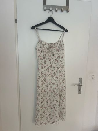 Sommerliches Blumenkleid, Grösse M, Ideal für den Sommer!