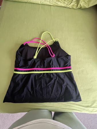 Bade-Tankini schwarz mit neonfarbenen Trägern und Bändern