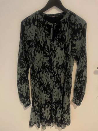 ab 1.- Esprit Kleid Gr. 36 sage/schwarz plissiert Plissée