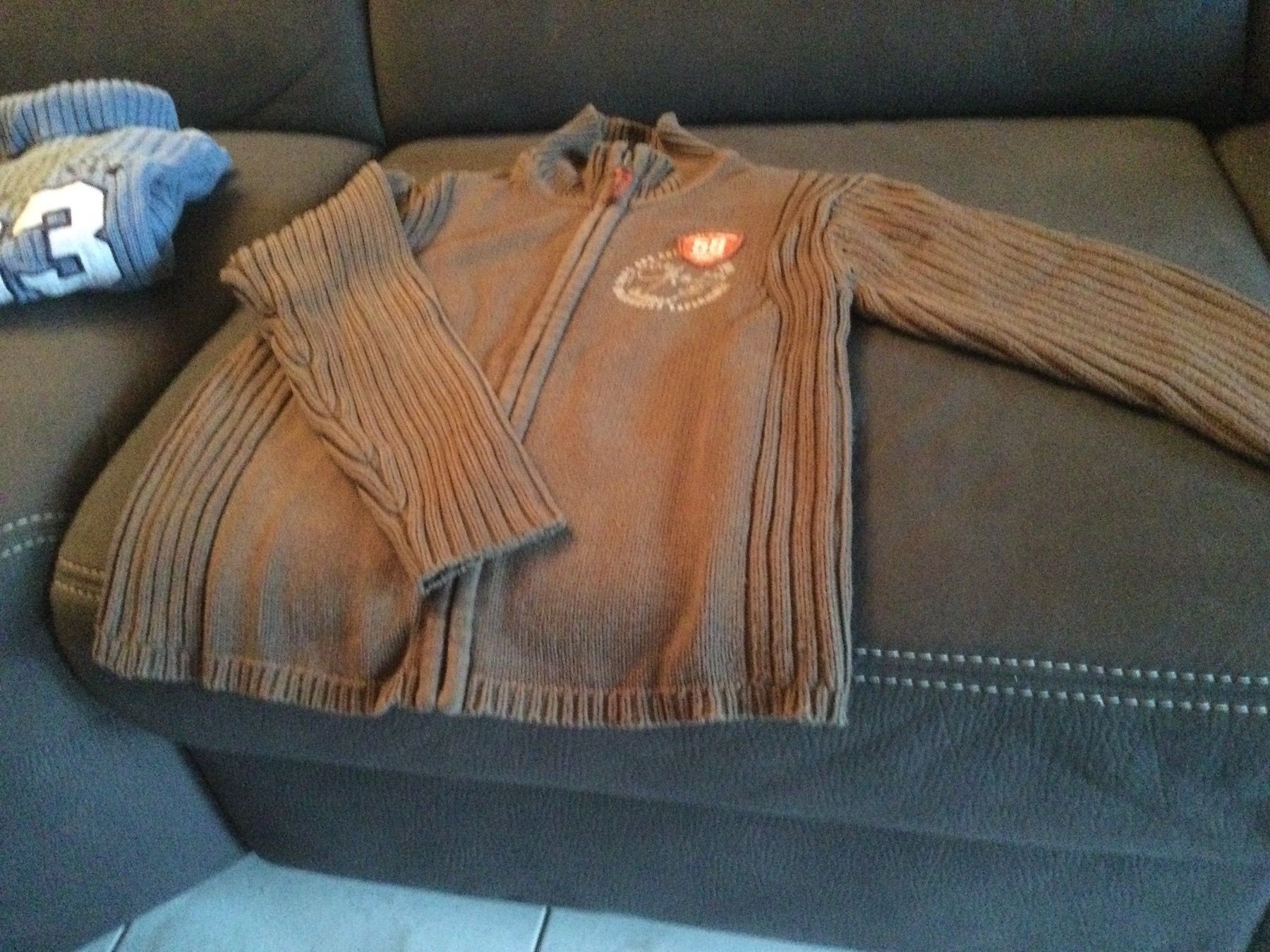 Maglioni & Felpe: 2 Pullover Jungen, Gr. 122 und 128 – Usato da Hallwil venduto da claire70 2