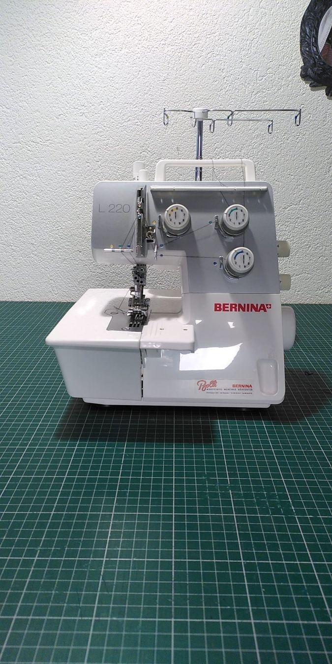 Bernina Macchine da cucire: Bernina Coverlock L220 – Usato da Basel venduto da Novecento01