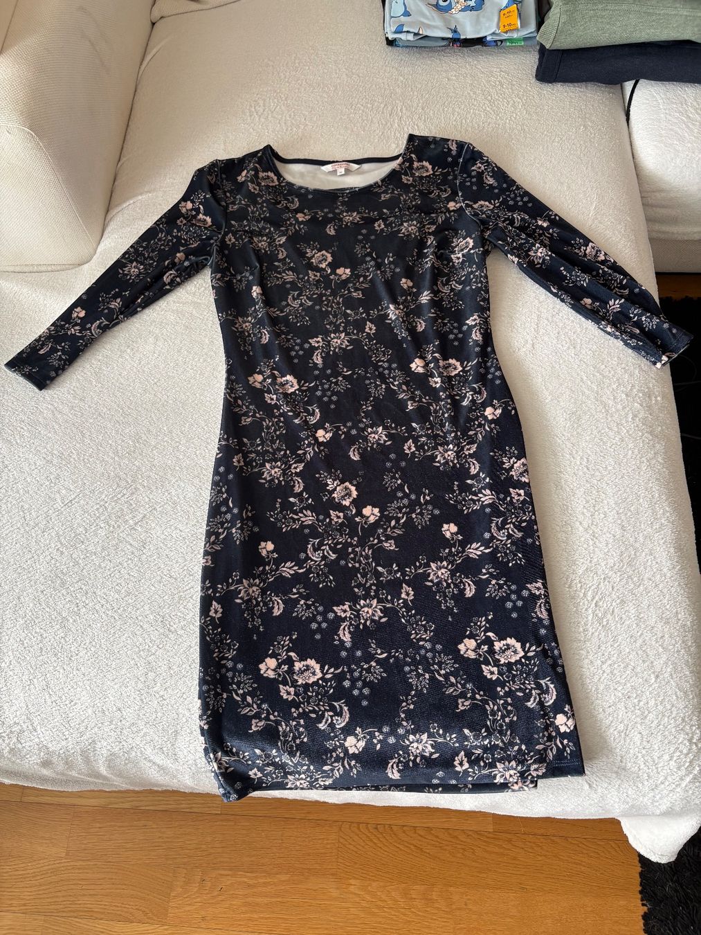 C&A Vestiti: Samtkleid mit Blumenmuster, Grösse M, Clockhouse – Usato da Tagelswangen venduto da Laurastern1