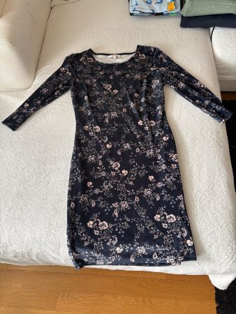Samtkleid mit Blumenmuster, Grösse M, Clockhouse