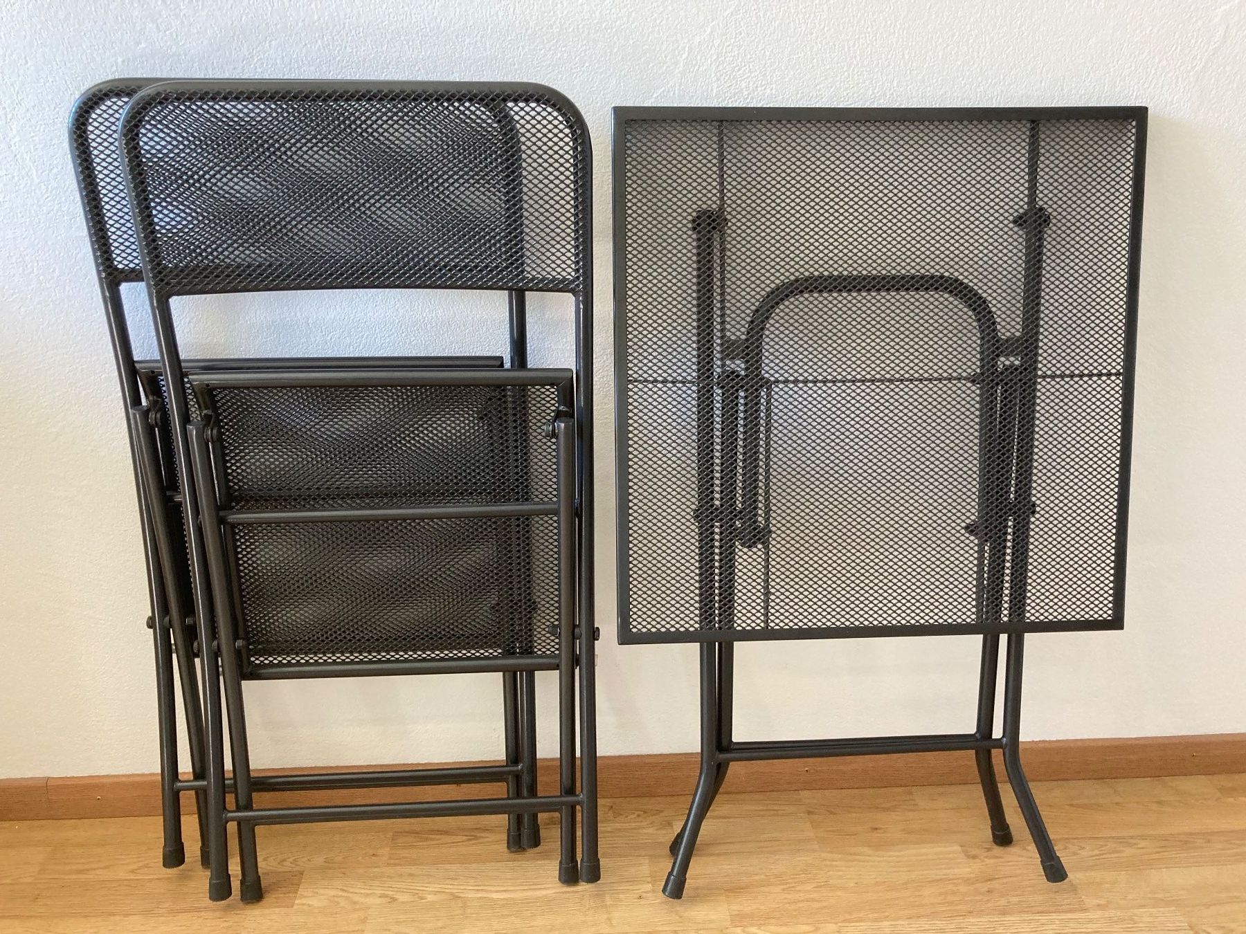 Set di tavolo e panche: Bistro-Set: Tisch + 2 Stühle – Usato da Samedan venduto da chickenrun01 5