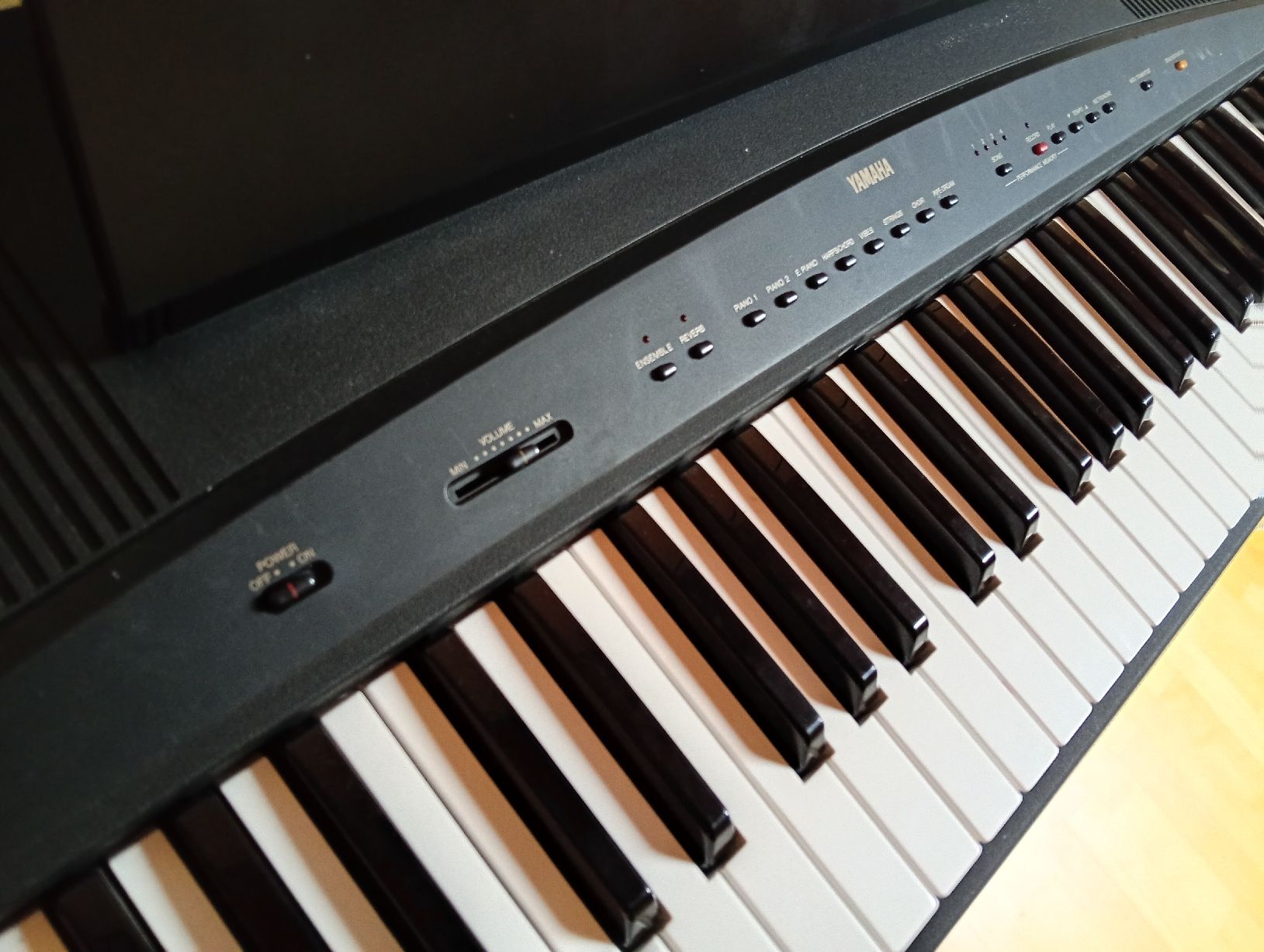 Yamaha Strumenti musicali: E-piano mit pedal  – Usato da Hallau venduto da Vasilkova 1