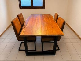 Schöner Massivholztisch inkl. Stühle
