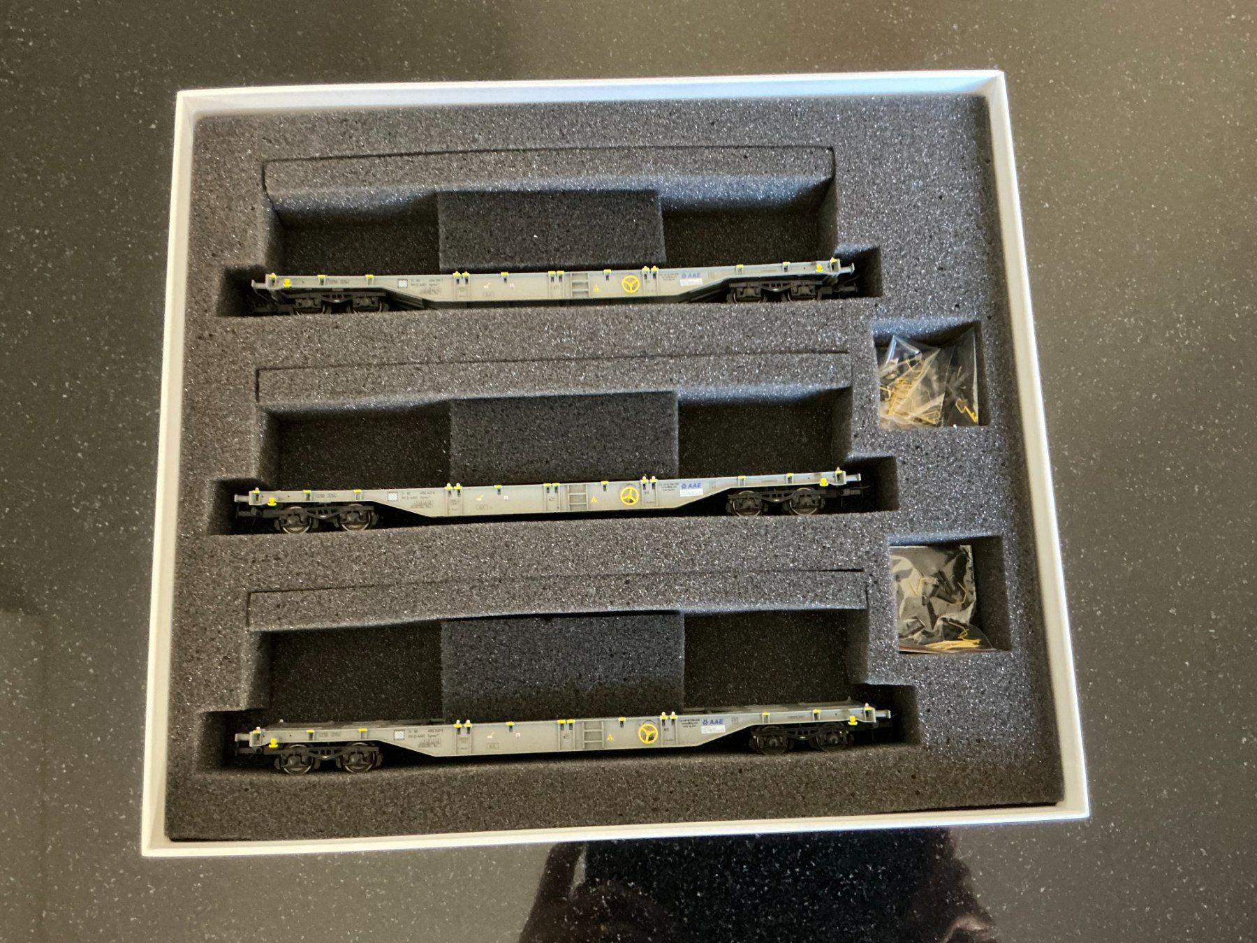 Modellini di ferrovie: H0 B-Models 3 Containertragwagen Sgns D-AAEC – Nuovo (secondo la descrizione) da Wald ZH venduto da Plattenbande 1