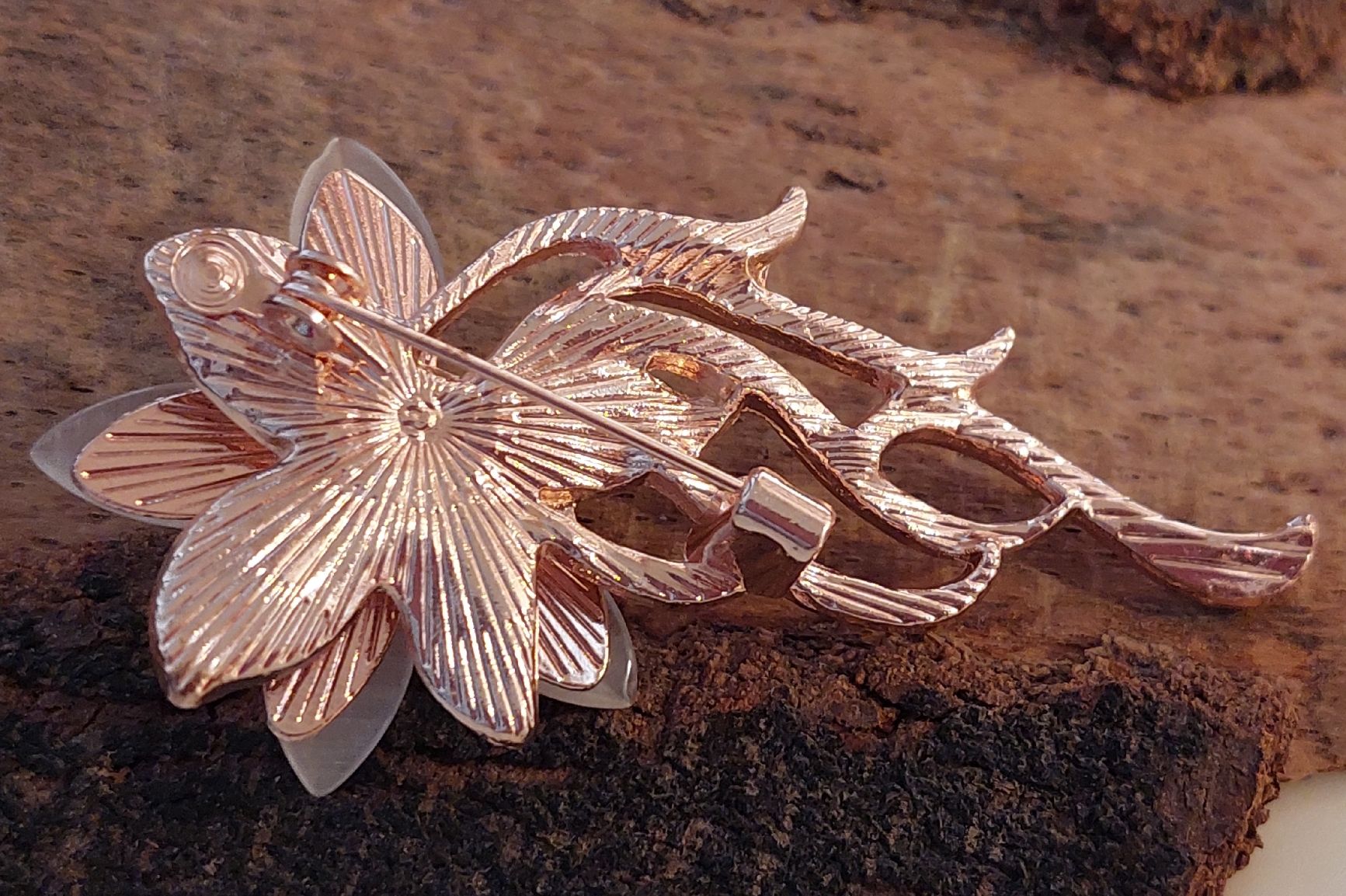 Spille & Fermagli: Hübsche Brosche Orchidee / Blume mit Strass rosegold-farbig – Nuovo (secondo la descrizione) da Oberwil BL venduto da Hunajakakku 5