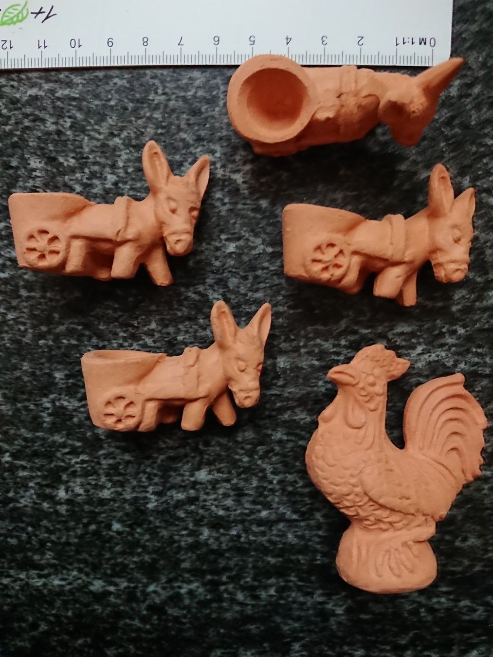 Statuette: Kleine Tonfigürchen, 4x Esel, 1x Hahn – Nuovo (secondo la descrizione) da Büren an der Aare venduto da creazioneshop