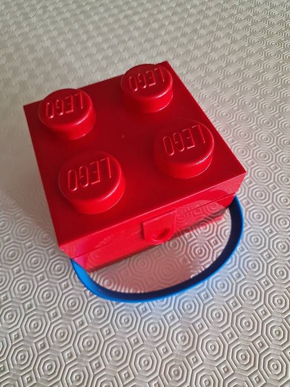 Spielzeuge: Lego Box mit Tragegriff in Rot – Gebraucht aus Zürich von sdsp 2