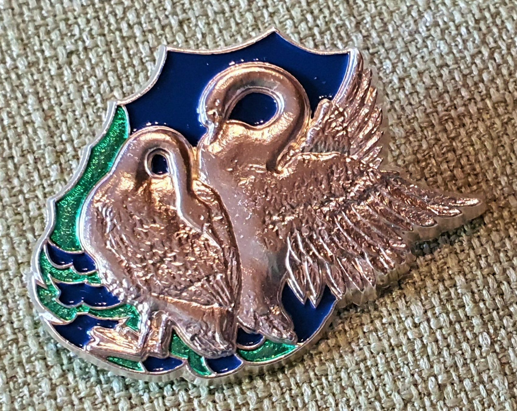 Plaketten & Abzeichen: I701  Kunst Pin Simone Erni - Les Cygnes – Gebraucht aus Reinach BL von Boston-Verkauf