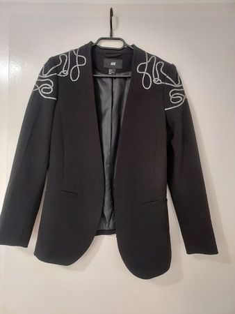 Veste noire H&M avec broderies argentées, taille 34