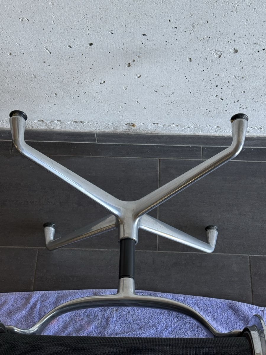 Eames Sedie: Vitra Eames Aluminium Chair EA 106 1/3 – Usato da Ulisbach venduto da Mithrandirr 4