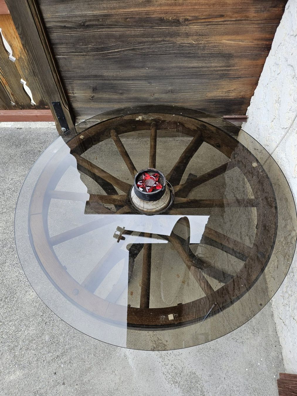Tavoli: Table basse artisanale roue de char, plateau verre – Usato da Villars-sur-Glâne venduto da Tibloom