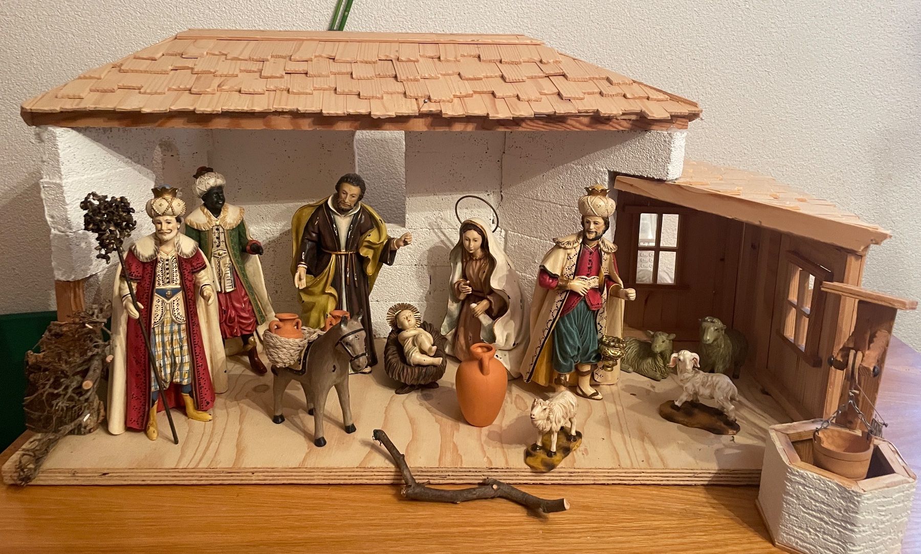 Tutte le decorazioni: Grosse Krippe mit Figuren – Usato da Kleinlützel venduto da Schatzkiste_Laufen