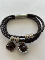 Modeschmuck Armreif in Lederoptik mit roten Steinen.