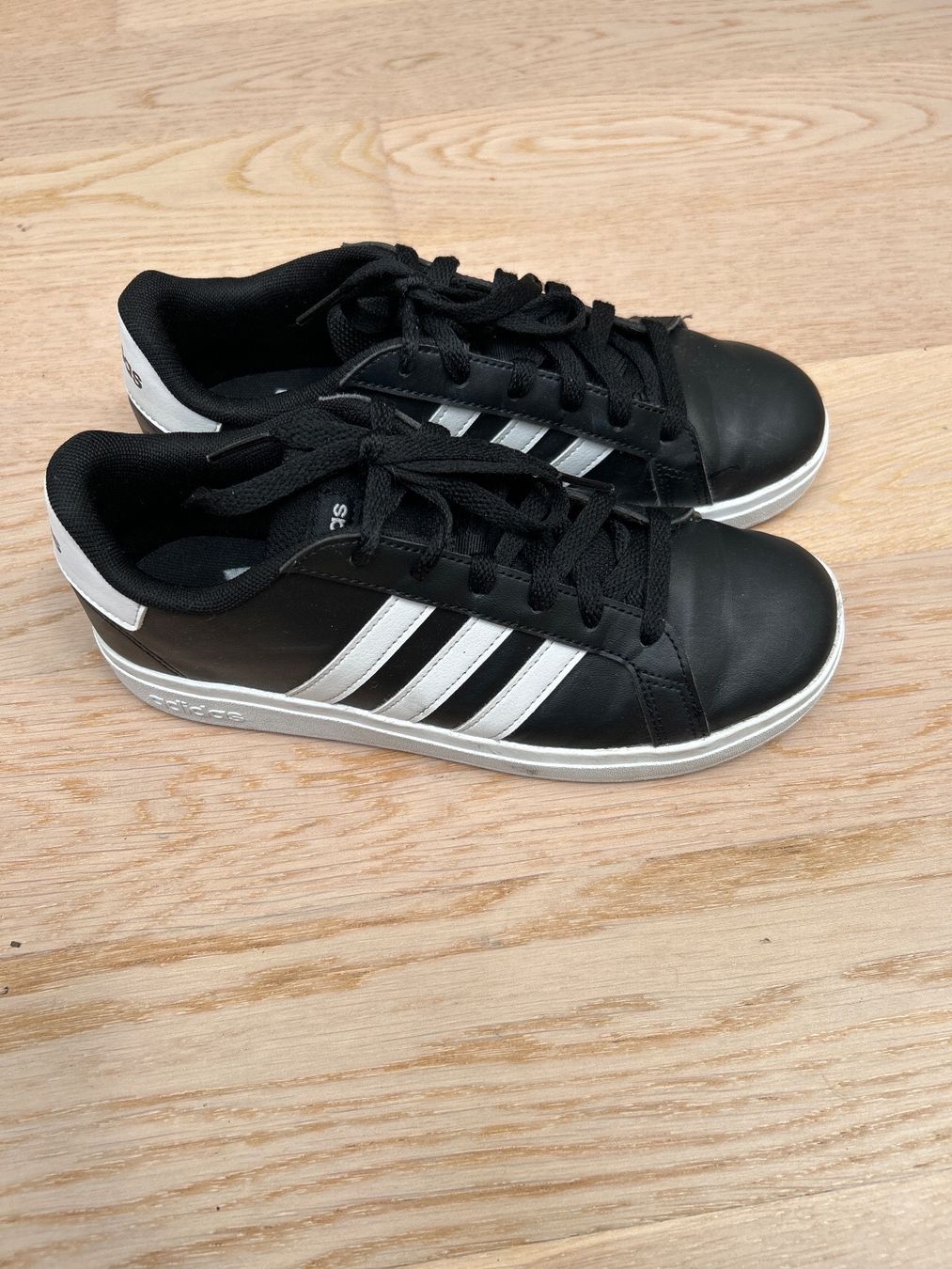 Adidas Schuhe für Jungen: Adidas Schuhe 37 1/3 – Gebraucht aus Muri AG von Mkikus