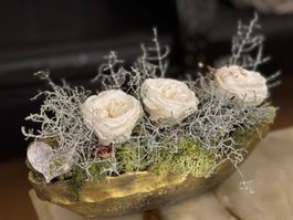 Blumendeko mit Rosen, Tischdeko, Hochzeitsdeko