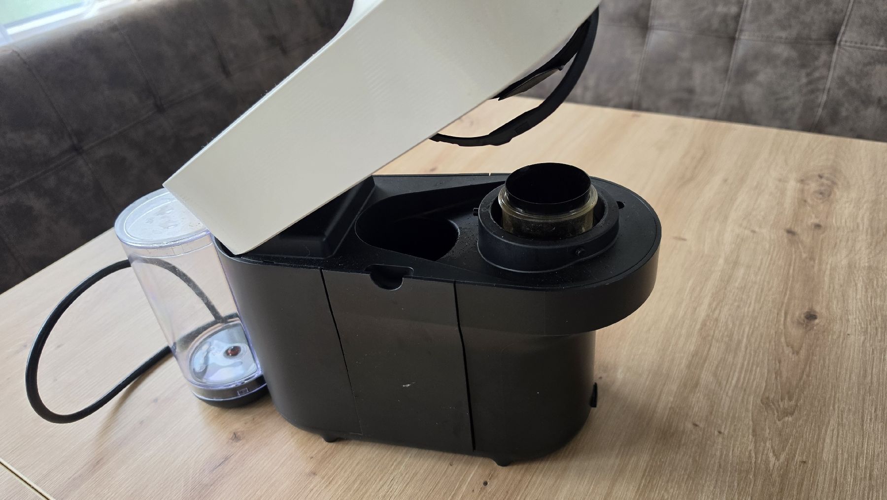 Nespresso Macchine per caffè & Macchine per espresso: Nespresso Kaffeemaschine mit Milchschäumer & Kapseln – Usato da Näfels venduto da Buuremeitli96