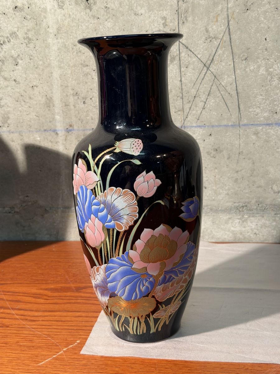 Vasen & Gefässe: Elegant Black Vase with Floral Design – Gebraucht aus Lausanne von vas_mbk2 4