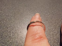Ring silbfarbig, kleine Steinchen, Spitz