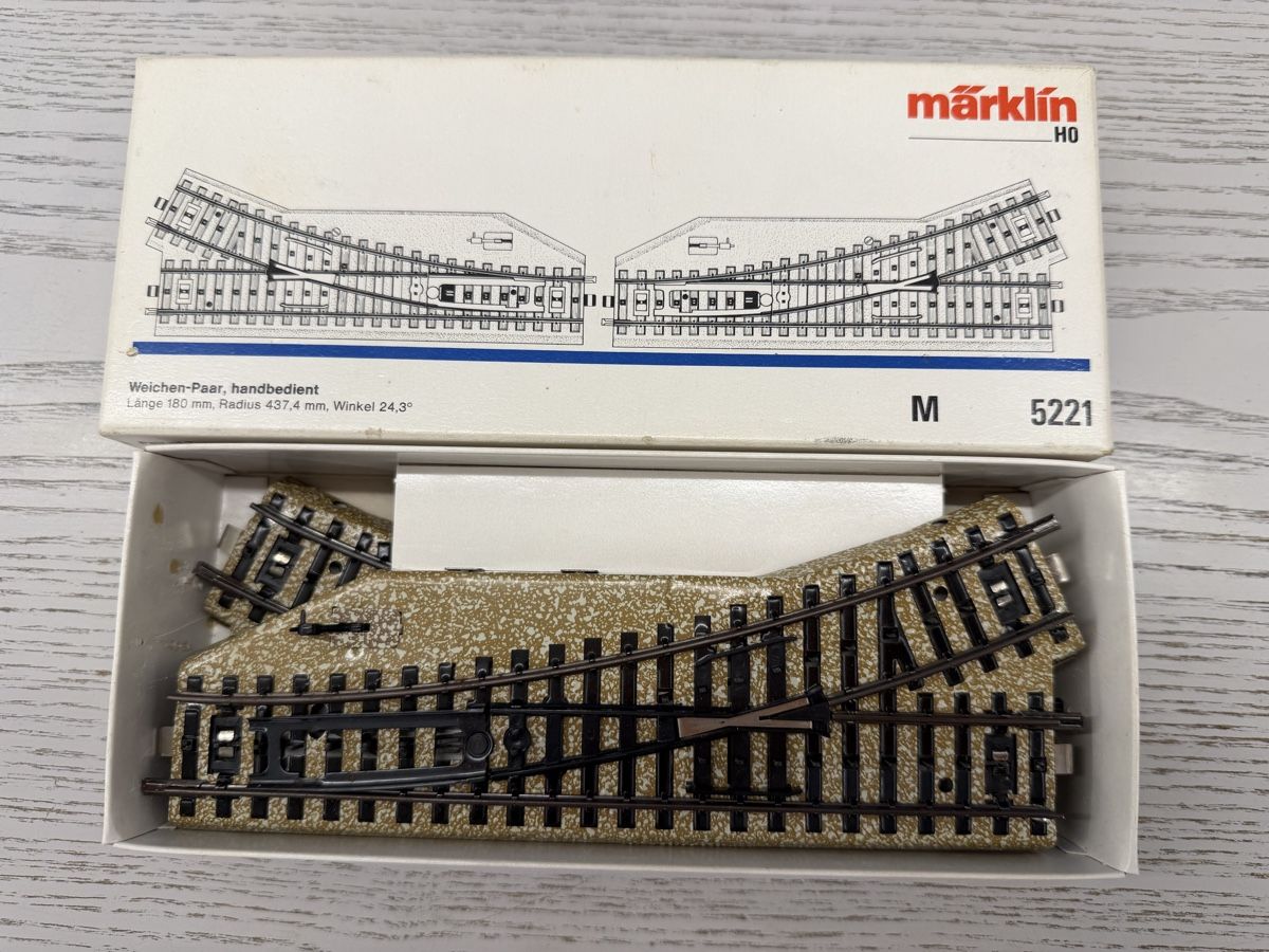 Märklin Trains électriques: Märklin 5221 Handweichenpaar – D'occasion à Lupsingen par New-Haven
