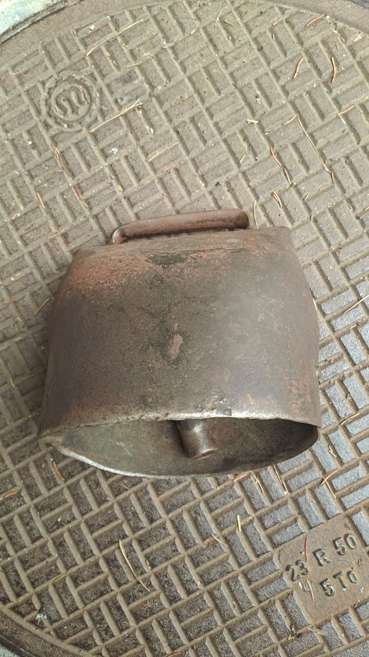 Chamonix Campanacci mucche: Sonnaille ancienne Devouassoud Chamonix taille 7  – Usato da La Roche FR venduto da zebulon1966 1