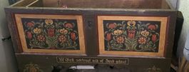 Truhe bemalt mit Blumenmotiv, antik, mit Gebrauchsspuren