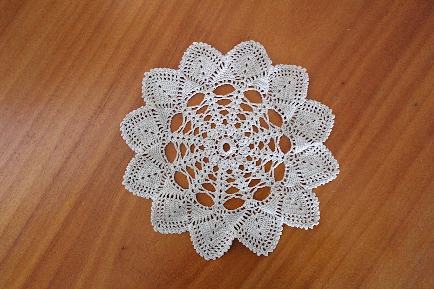 Altra biancheria da tavola: Neuwertiges  Beiges Häckeldeckchen , ca. 23.5 cm – Usato da Locarno venduto da fripui