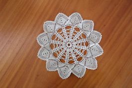Neuwertiges  Beiges Häckeldeckchen , ca. 23.5 cm