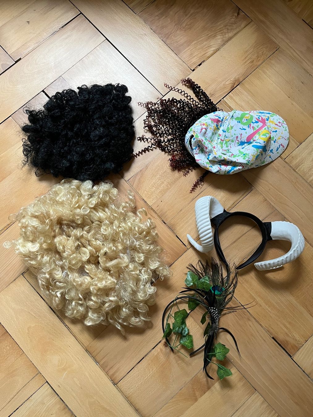 Parrucche: Grosse Box mit Partyaccessoires & Perücken – Usato da Zürich venduto da pir_c5lh 1