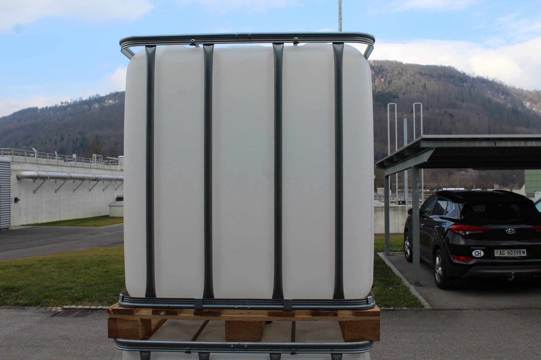 Abreuvoirs & Auges: IBC Container/Wassertank auf Holzpalette – D'occasion à Aarburg par Klarwasser01 3