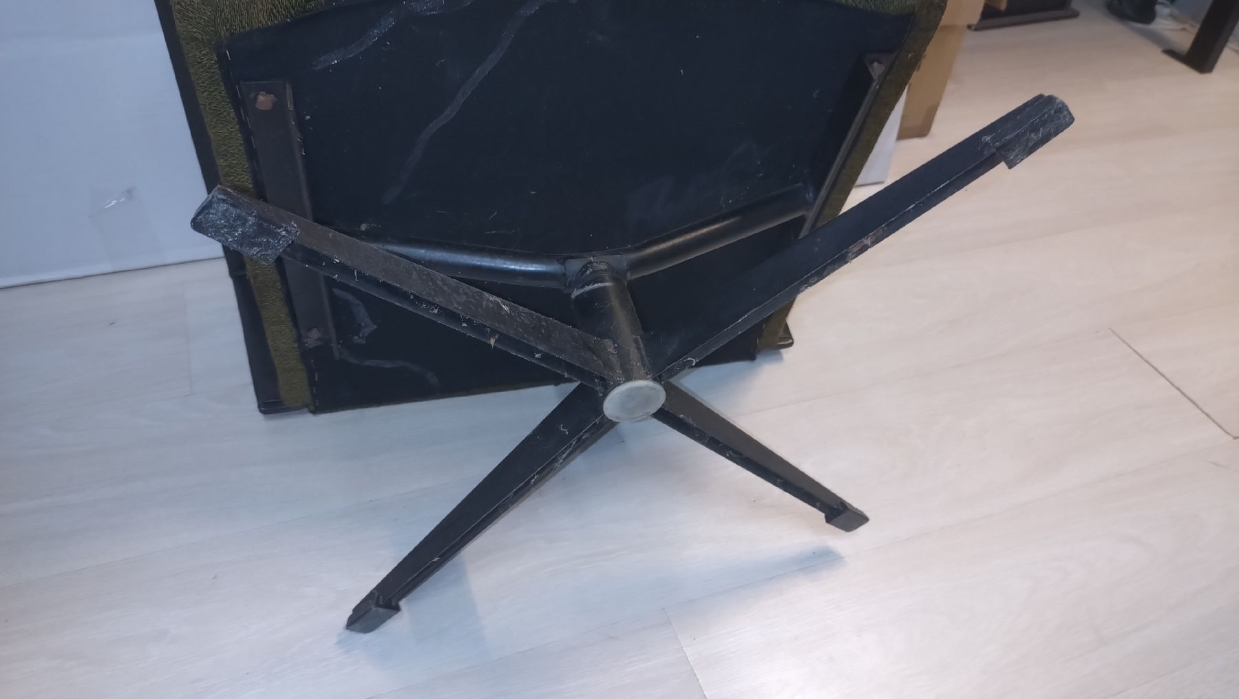 Poltrone: Fauteuil pivotant vert vintage 70's – Difettoso da Farvagny-le-Grand venduto da LaCaverne 6