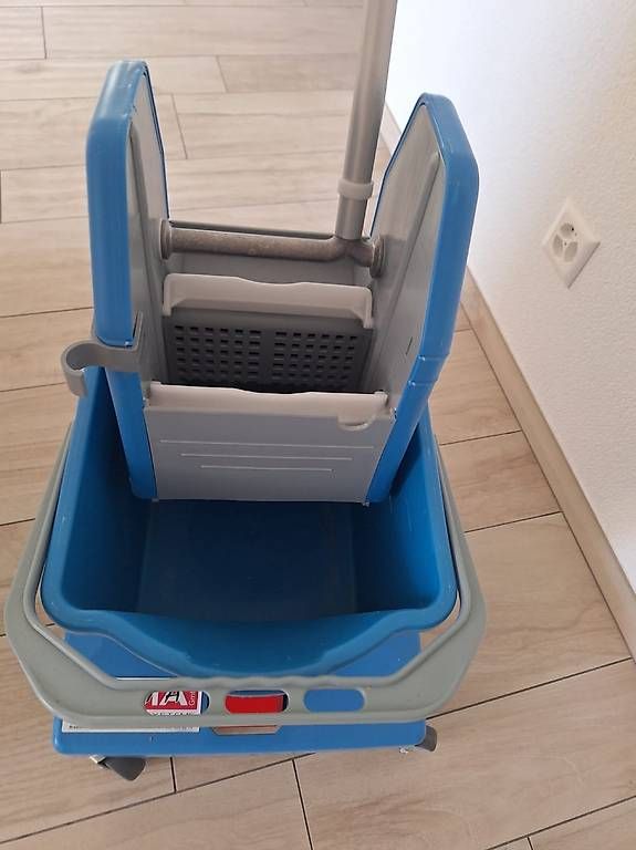 Autres articles pour la maison: Wischmopp-Eimer mit Auswringpresse  Blau/Grau – D'occasion à Vilters par leco01 1