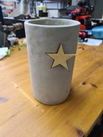 Vase aus Zement mit Holzstern, Weihnachten