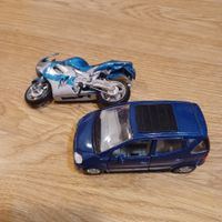 Spielzeug Motorräder und ein Auto