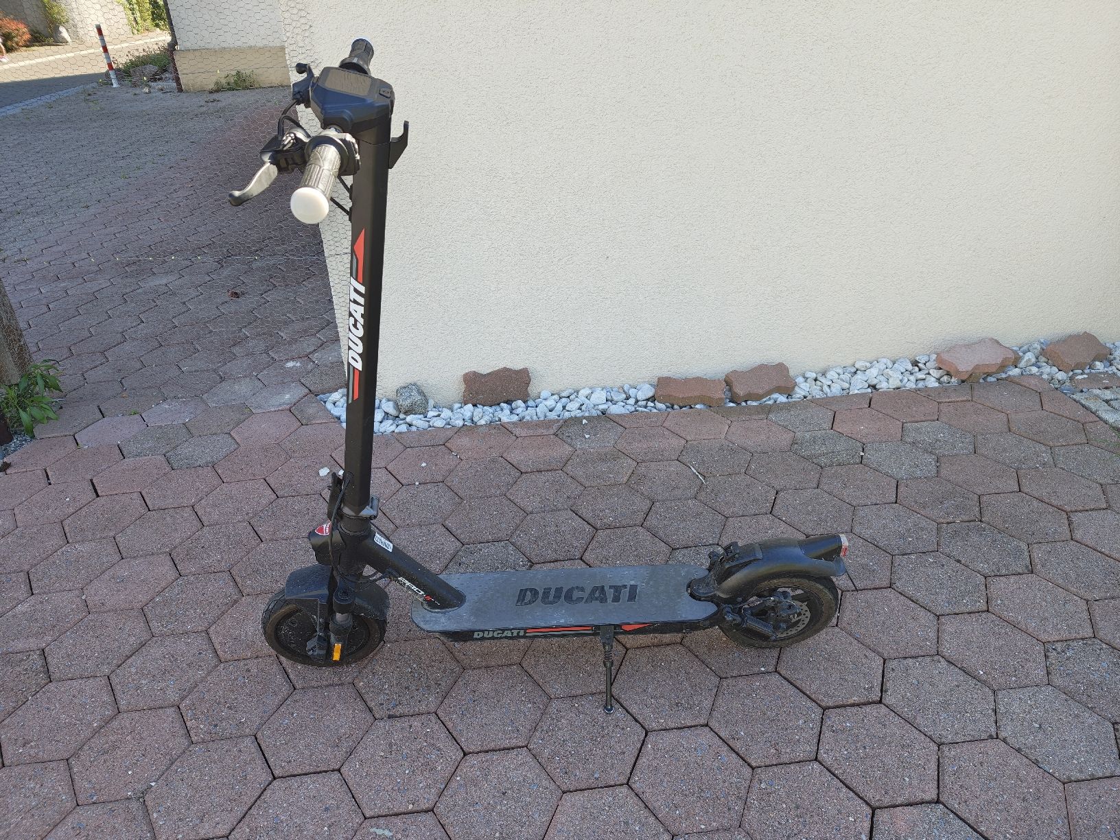 Kickboard: Ducati eScooter (20 oder 30km/h) – D'occasion à Zufikon par Error