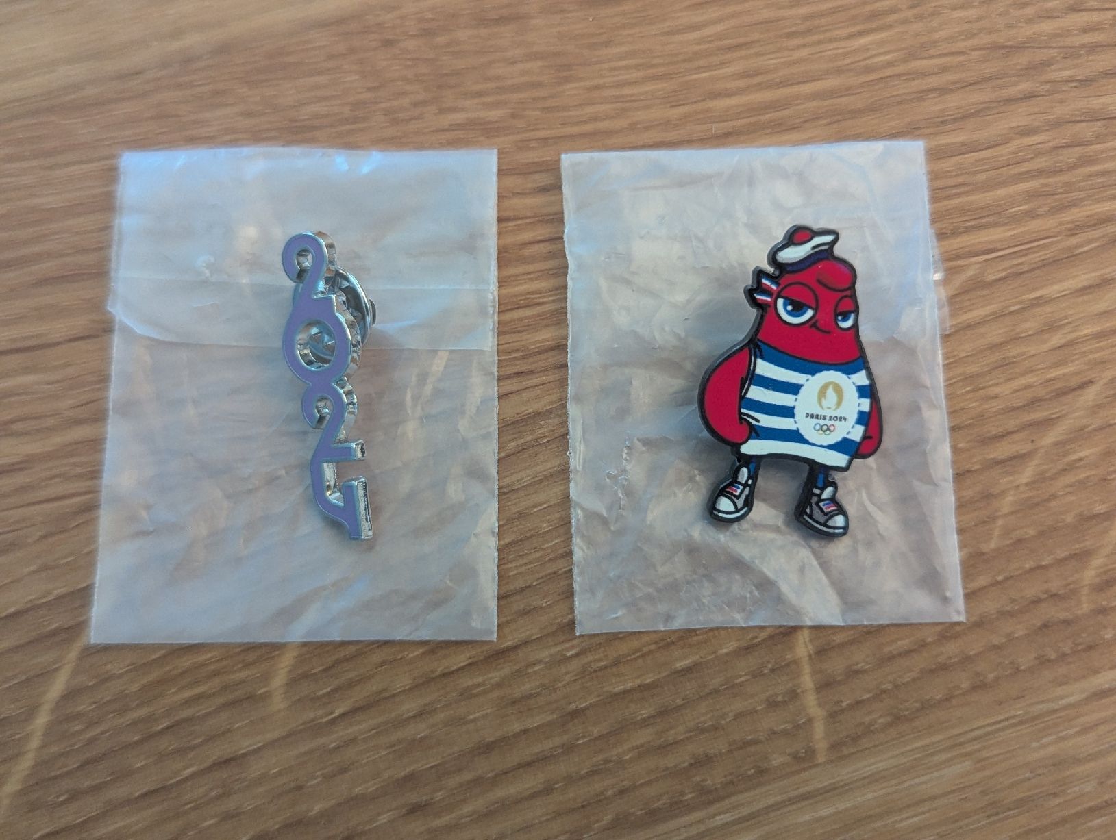 Plaquettes & Badges: Paris Olympics 2024 Official Pins – Neuf avec emballage d'origine à Stans par angelajanequick