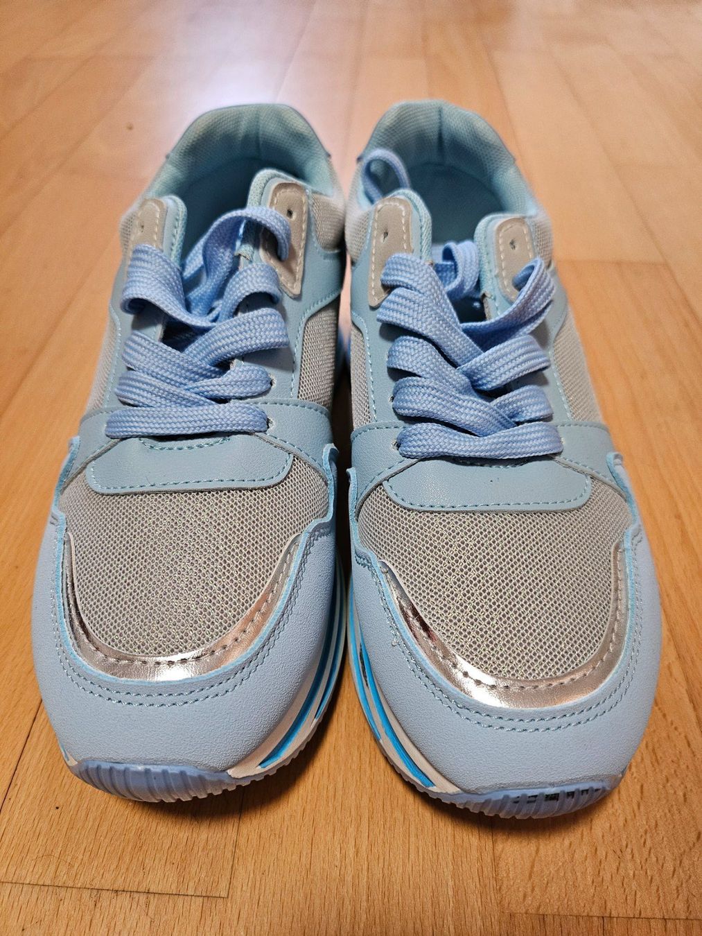 Damenschuhe: Sneaker hellblau mit silbernen Verzierungen, Gr. 38 – Gebraucht aus Zürich von qua_7dpq 2