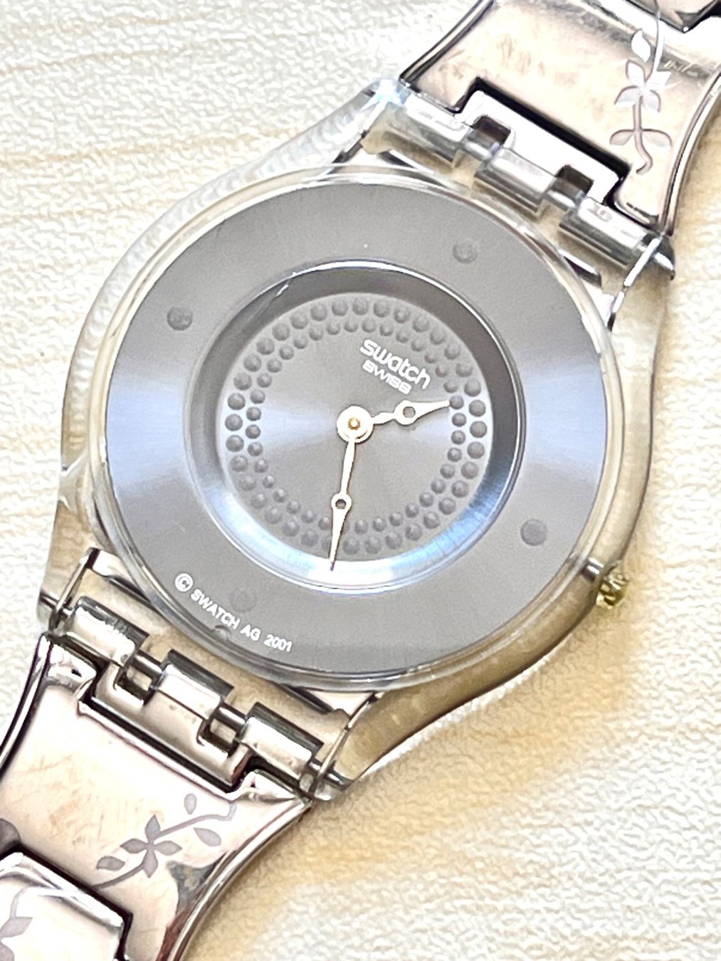 Swatch Orologi: Swatch Damenuhr, silberfarben, Blumendesign – Usato da Grenchen venduto da chththl
