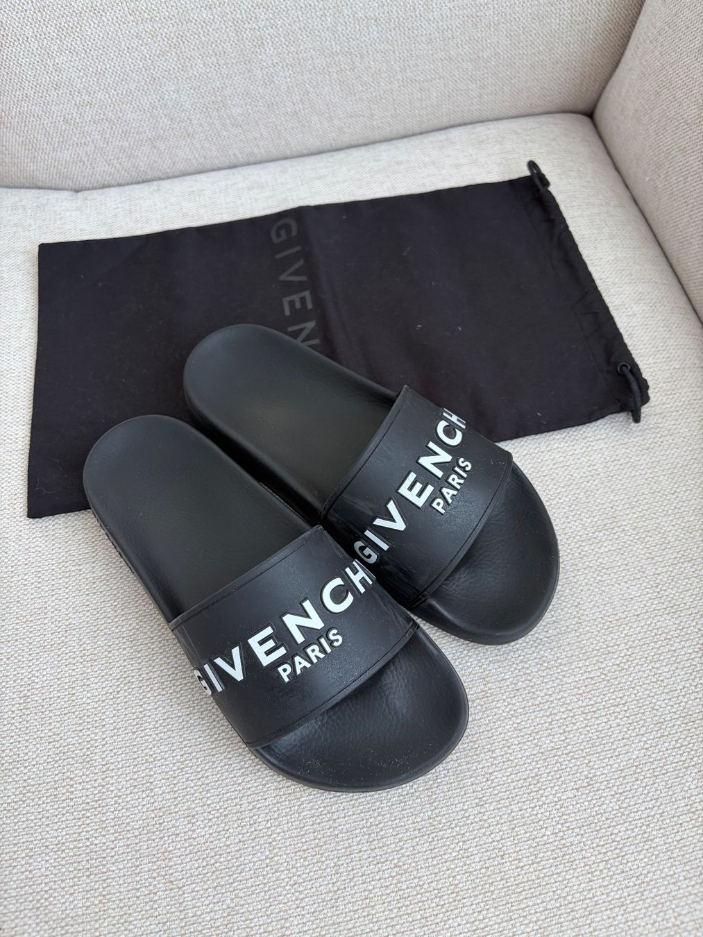 Givenchy Chaussures femmes: Givenchy Logo Slides Damen Gr. 38 – D'occasion à Lachen SZ par dar_hjg9 1