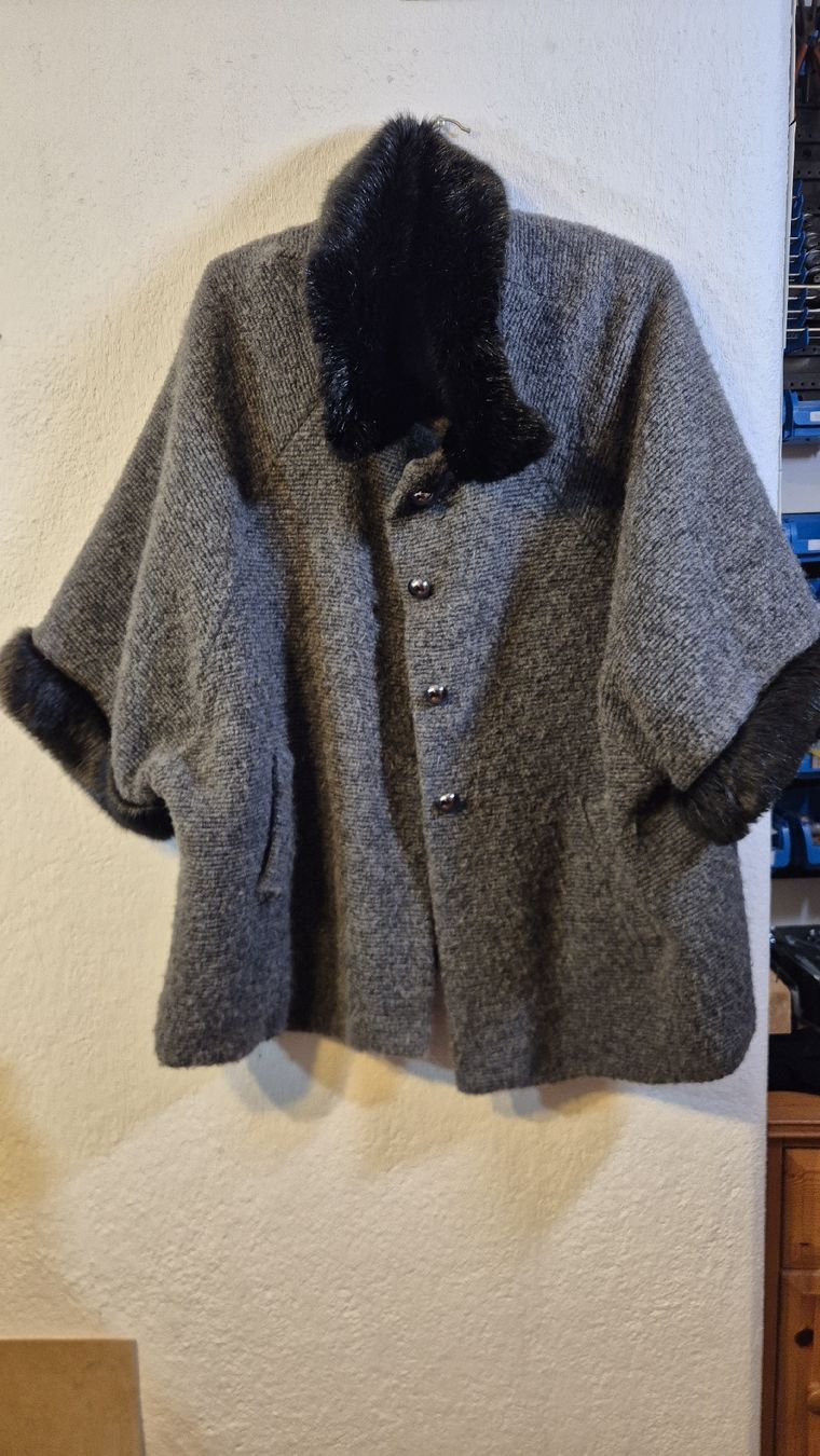Sonstige Damenmode: Women Cape/cloak style jacket - one size – Gebraucht aus Locarno von Johnnys_Retro_Shop