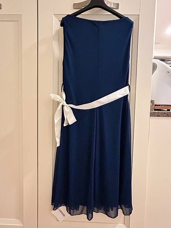 Kleider: Elegantes, dunkelblaues Abendkleid, Gr. M – Gebraucht aus Oftringen von Solima 1