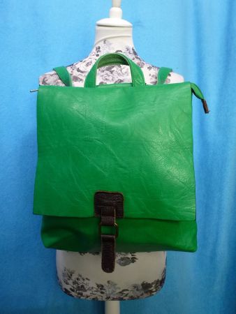 RUCKSACK IN GRASGRÜN VIELE FÄCHER 1 X BENÜTZT HENKELTASCHE