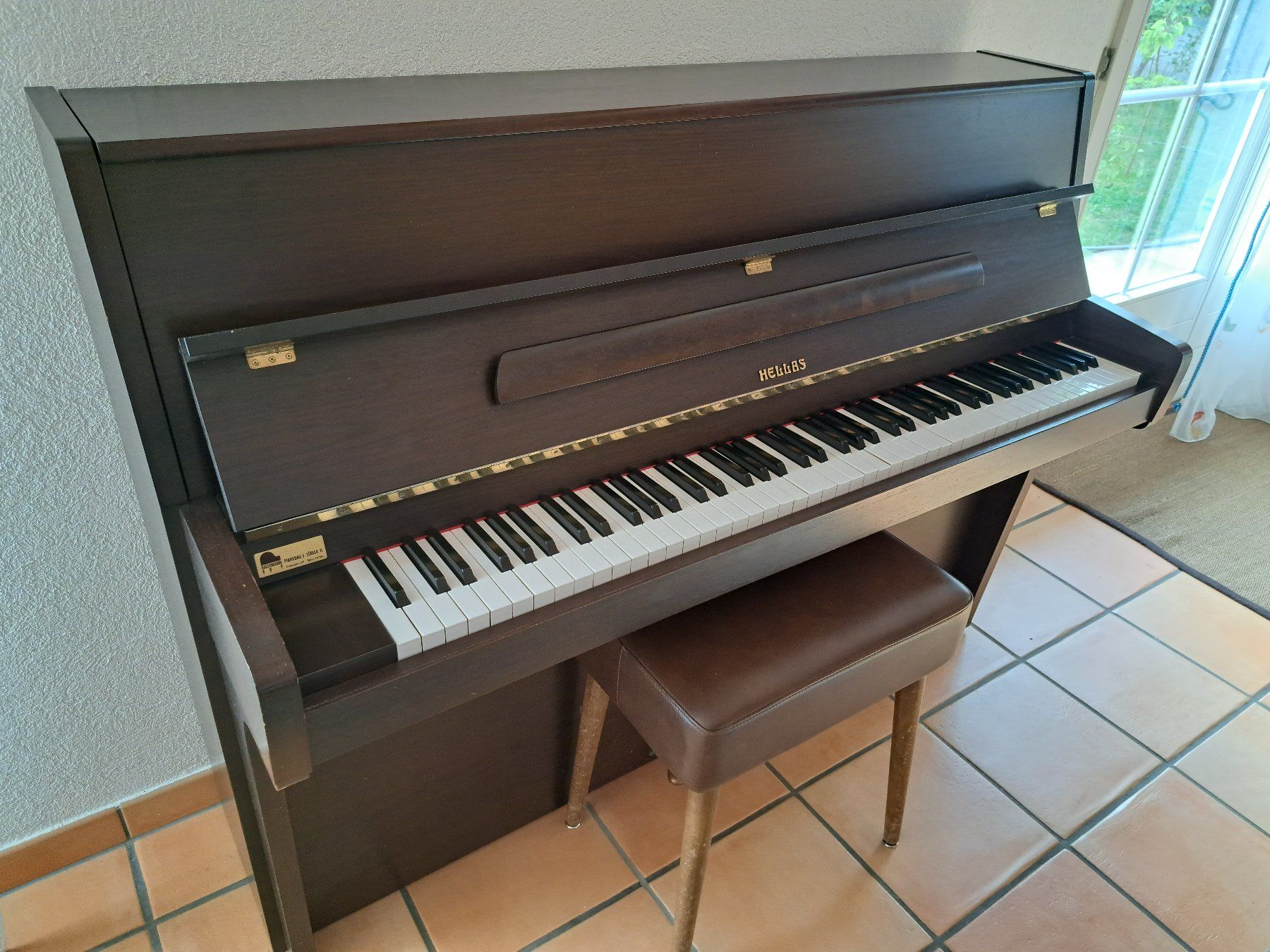Strumenti musicali: gebrauchtes Klavier HELLAS dunkelbraun mit Hocker – Usato da Russikon venduto da Oelga 1