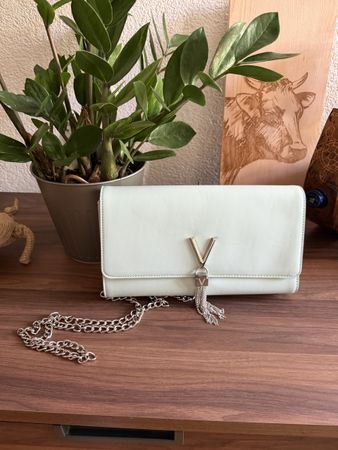 VALENTINO - MINTGRÜNE TASCHE MIT SILBRIGER KETTE
