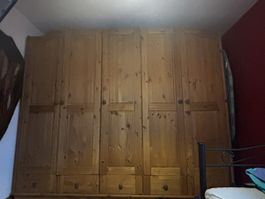 Kleiderschrank aus Kiefernholz mit fuenf Tueren