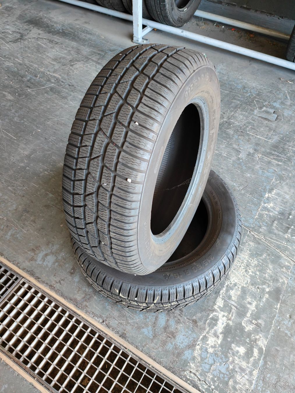 Continental Pneumatici & Ruote complete: 215/60 R16 Winterreifen – Usato da Oberengstringen venduto da Reifen-Lagerverkauf
