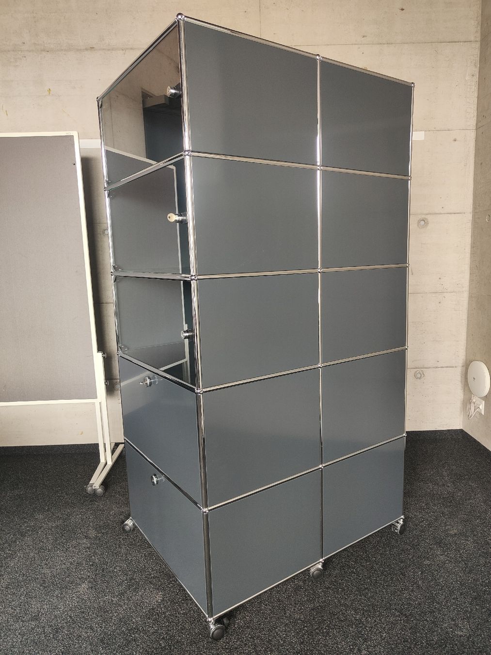USM Scaffali: USM Haller Roll-Regal Anthrazit Glas mit  2 Schlüssel – Usato da Ehrendingen venduto da Axe31 1